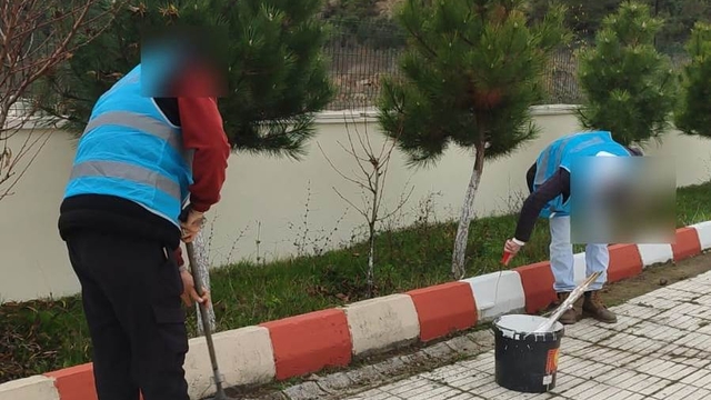 Boyabat'ta hükümlüler kamu kurumlarında boya ve bakım çalışması yaptı