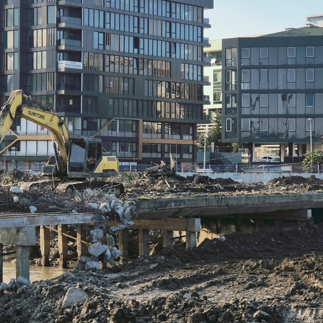 Korozyona uğrayan köprü yıkılıyor