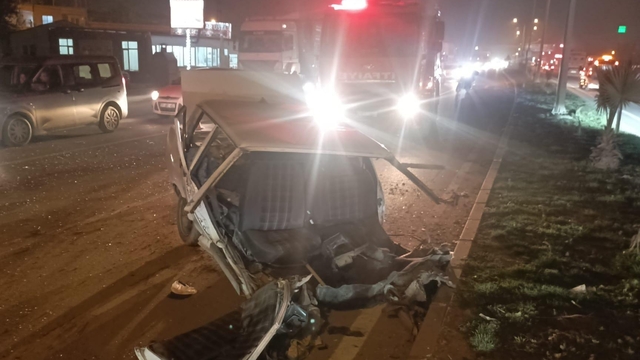 Tırla çarpışan Tofaş ikiye bölündü