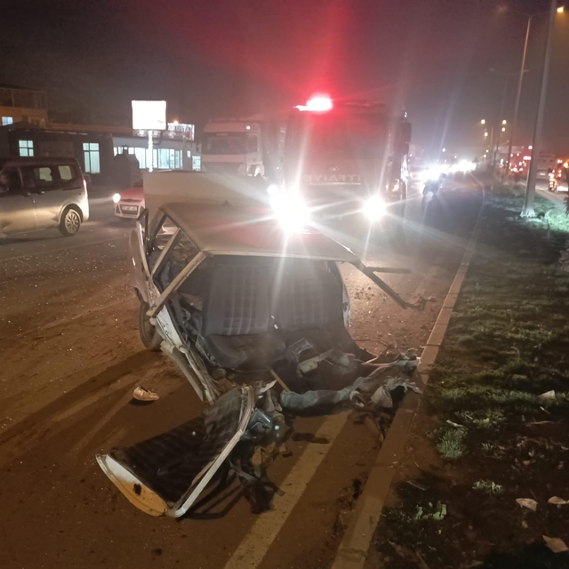 Tırla çarpışan Tofaş ikiye bölündü