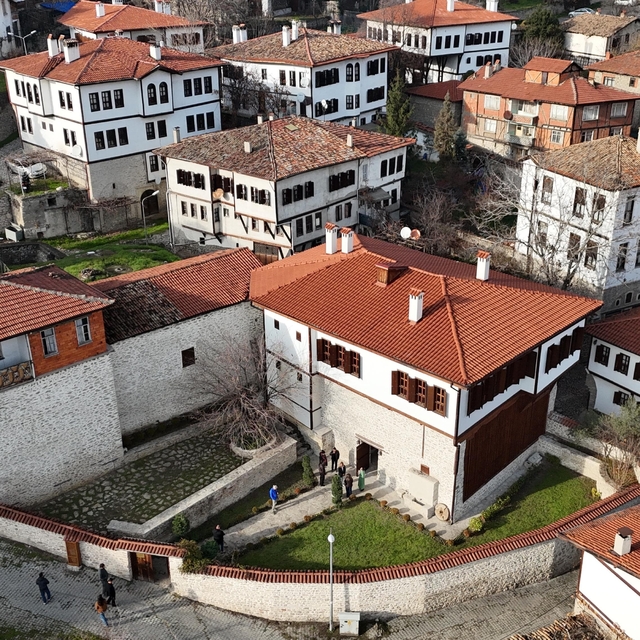 Restore edilerek korunan 222 yıllık konağa ödül
Safranbolu'da tarihi konak...