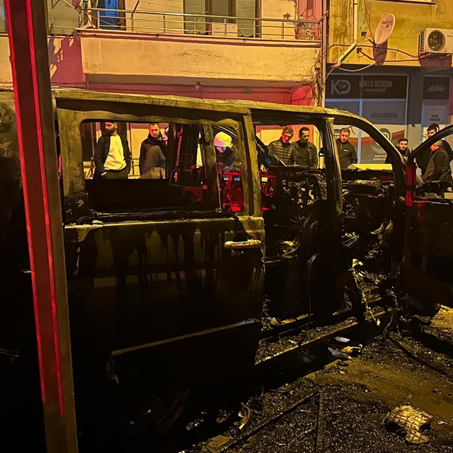 Yalova'da minibüs park edildiği sırada alevlere teslim oldu