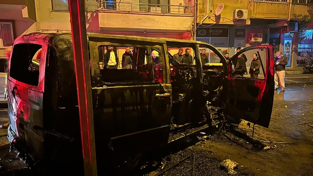 Yalova'da minibüs park edildiği sırada alevlere teslim oldu
