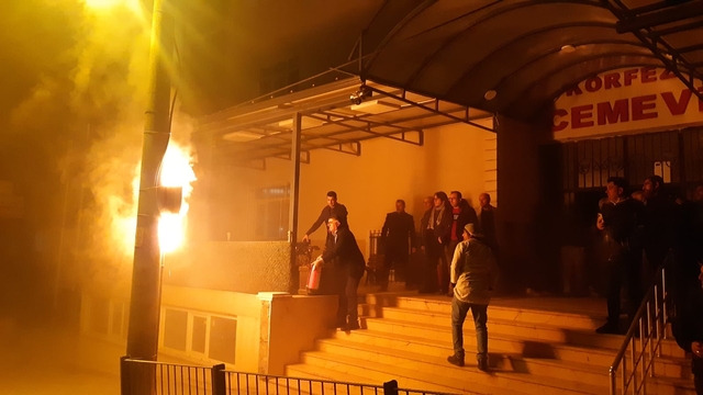 Cemevinin önündeki trafo yandı