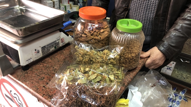 Bu yıl ıhlamur değer kazandı
Don ve aşırı yağışlar ıhlamur, badem ve kiraz sapı gibi birçok bitkisel ürünü olumsuz etkiledi
Aktarlar, yüksek fiyata rağmen vatandaşın sağlığı için alışverişten vazgeçmediğini belirtiyor
Aktar Metin Ağılönü: "Vatandaşlar konu sağlık olunca fiyata bakmıyorlar"