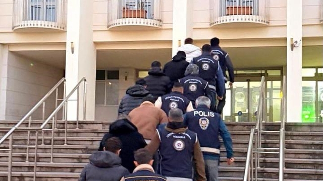 Bodrum'da kaçak göçmen çetesi çökertildi: 3 tutuklama