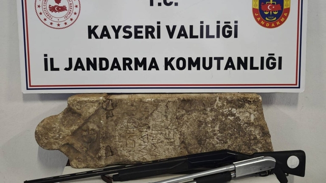 Kayseri'de Roma dönemine ait mezar steli ele geçirildi
