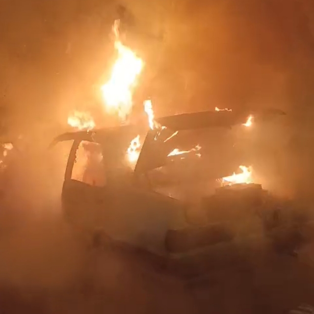 Park halindeki otomobil alev topuna döndü
Yanan araçtan geriye demir yığını...