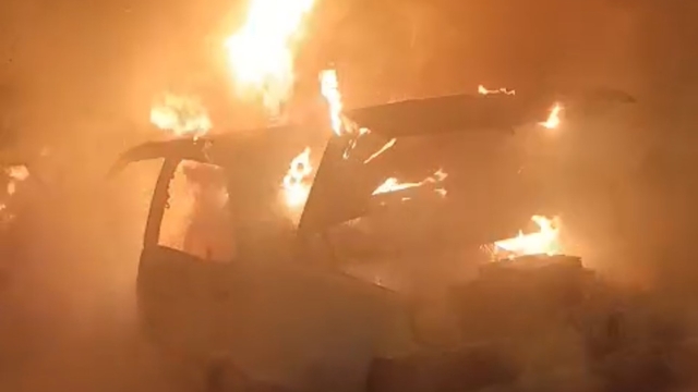 Park halindeki otomobil alev topuna döndü
Yanan araçtan geriye demir yığını kaldı