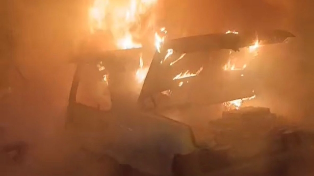 Park halindeki otomobil yandı