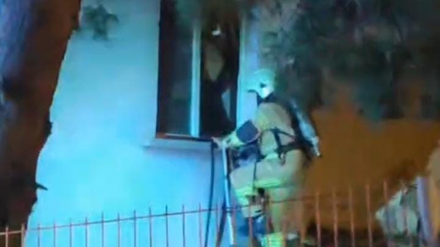 Bursa'da korkutan yangın: İtfaiye ekipleri camı kırıp içeri girdi