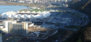 Maç günleri Akyazı Stadı ve çevresinde yaşanan trafik sorunu gündemden düşmüyor
Şehir Plancıları Odası Trabzon eski Şube Başkanı Ercan Şen:
"Stadyum eski yerindeyken yaya olarak ulaşılabilen bir konumdaydı; Bu nedenle taşıt trafiği yoğunluk oluşturmuyor, insanlar yürüyerek stadyuma ulaşabiliyordu"
"Stat taşınırken önce, ulaşım sorunlarını ortadan kaldıracak kriterler doğrultusunda kapsamlı analizler ve çalışmalar yapılmalı, bundan sonra yer seçimine karar verilmeliydi"