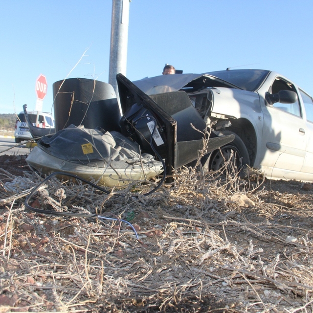 Otomobil trafik ışığı direğine çarptı: 2 yaralı