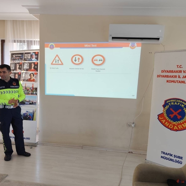 Diyarbakır'da trafik ekipleri emniyet kemeri takmanın önemini anlattı