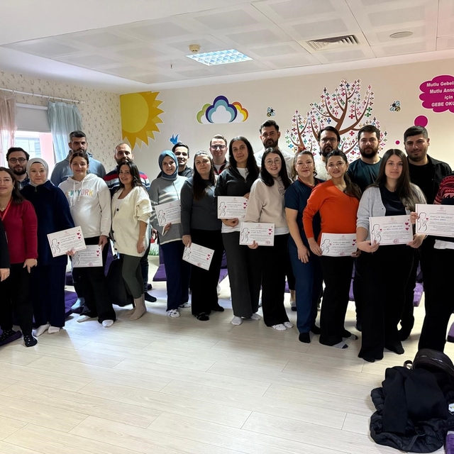 Gebe Okulu'nu tamamlayan anne adaylarına katılım belgesi