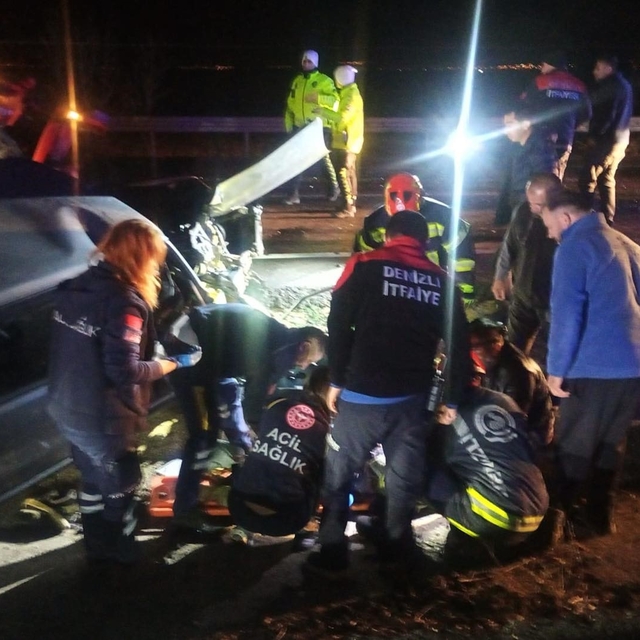 Traktör ile otomobilin çarpıştığı kazada 3 kişi yaralandı