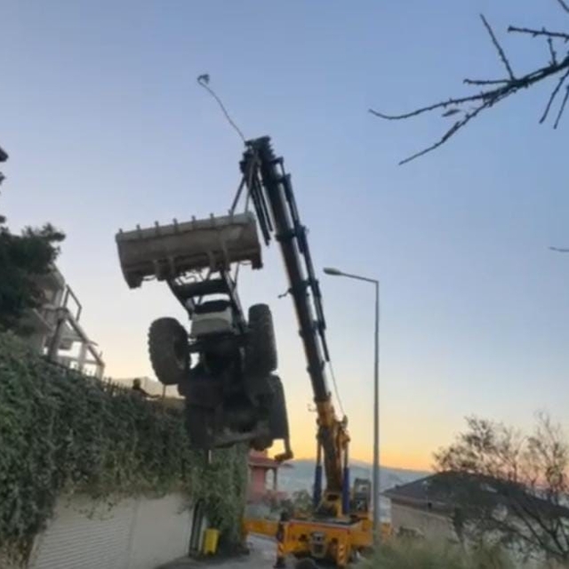 Mudanya'da kepçenin vinçten düştüğü anlar kameraya yansıdı