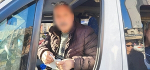 Ceza yiyen sürücüler tepki göserdi: "Haftada 3 gün ceza yiyoruz"
Adana'da trafik uygulaması sırasında para cezası uygulanan sürücülerden bazıları tepkisini dile getirdi
Uyuglama yerine yaya gelen pazarcı Mesut Altınufak:
"Alkol kullanmadığım hâlde 9 bin 267 lira ceza yazıldı"
Dolmuş şoförleri:" Sadece cezayla bu iş bitmez. Önemli olan çözüm bulmak"