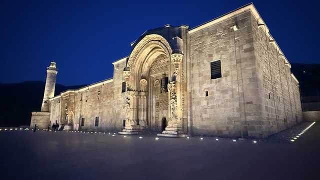 Taşa nakşedilen tarihi eserde 'ışık' şöleni