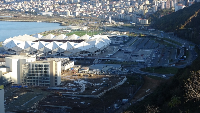 Maç günleri Akyazı Stadı ve çevresinde yaşanan trafik sorunu gündemden düşmüyor
Şehir Plancıları Odası Trabzon eski Şube Başkanı Ercan Şen:
"Stadyum eski yerindeyken yaya olarak ulaşılabilen bir konumdaydı; Bu nedenle taşıt trafiği yoğunluk oluşturmuyor, insanlar yürüyerek stadyuma ulaşabiliyordu"
"Stat taşınırken önce, ulaşım sorunlarını ortadan kaldıracak kriterler doğrultusunda kapsamlı analizler ve çalışmalar yapılmalı, bundan sonra yer seçimine karar verilmeliydi"