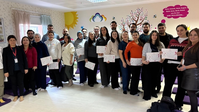 Gebe Okulu'nu tamamlayan anne adaylarına katılım belgesi