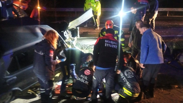 Traktör ile otomobilin çarpıştığı kazada 3 kişi yaralandı