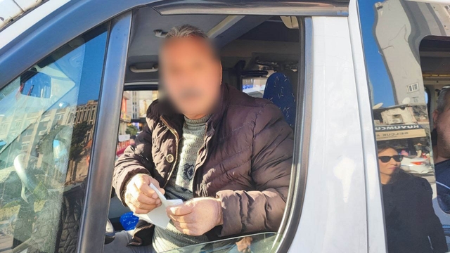 Ceza yiyen sürücüler tepki göserdi: "Haftada 3 gün ceza yiyoruz"
Adana'da trafik uygulaması sırasında para cezası uygulanan sürücülerden bazıları tepkisini dile getirdi
Uyuglama yerine yaya gelen pazarcı Mesut Altınufak:
"Alkol kullanmadığım hâlde 9 bin 267 lira ceza yazıldı"
Dolmuş şoförleri:" Sadece cezayla bu iş bitmez. Önemli olan çözüm bulmak"