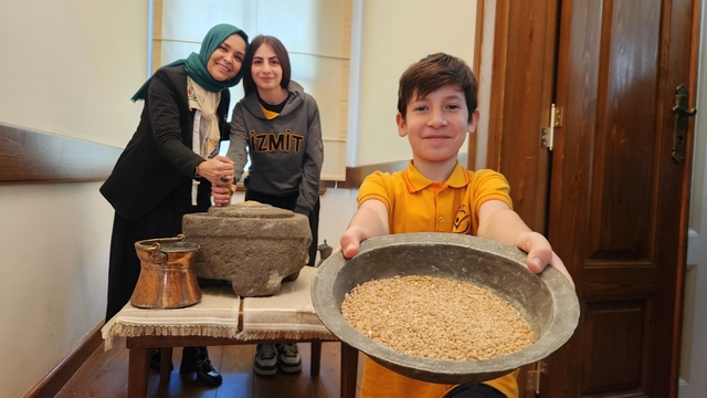 Minik eller taş değirmende buğday öğüttü, zeytin kurdu
Kocaeli'nin yerel lezzetleri müzede sergilendi