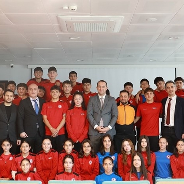 Akçaabat Belediye Başkanı Ekim, İbrahim Erdemoğlu Spor Lisesi öğrencileriyl...