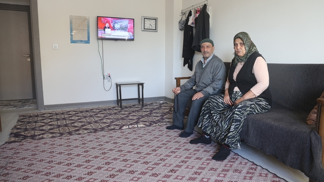 Yuvasına kavuşan depremzede vatandaş, "Bakanımız Murat Kurum gibi şantiye şefine can kurban"