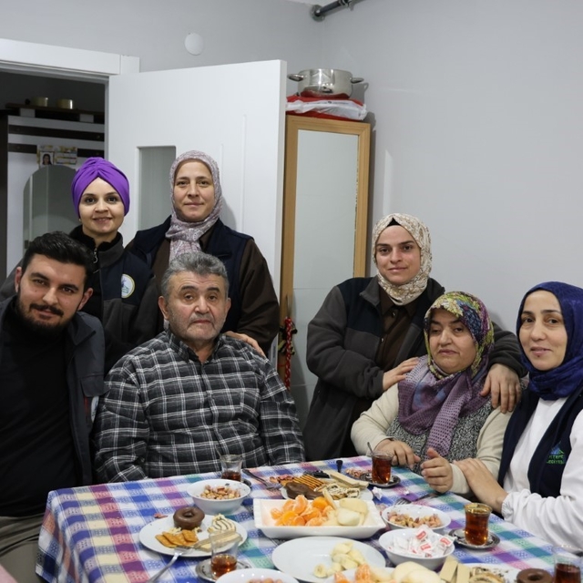 Kartepe'de "Alo Evlat" ekiplerinden hane ziyaretleri