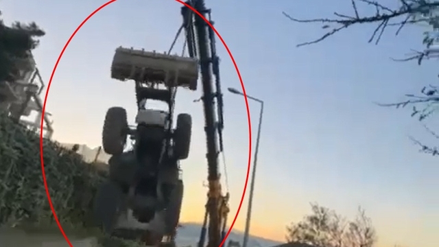Vinçle taşınan kepçe, halat kopunca 5 metreden düştü; o anlar kamerada