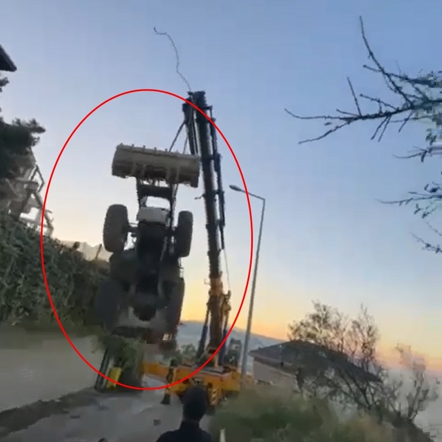 Vinçle taşınan kepçe, halat kopunca 5 metreden düştü; o anlar kamerada