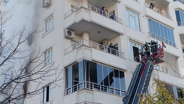 Batman'da apartmanda yangın: 20'den fazla kişi itfaiye merdiveniyle kurtarıldı