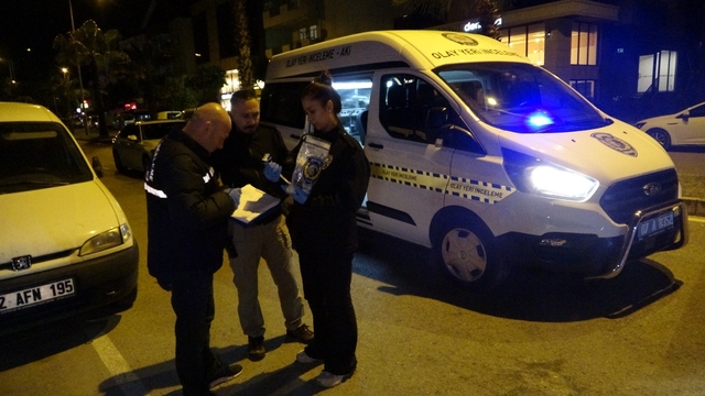 Park halindeki araçlara çarptı, pompalı tüfek ile işyeri sahibini yaraladı
Olay sonrası yakalanan sürücüsünün 2.17 promil alkollü olduğu tespit edildi
Sürücü ve yanındaki kardeşi, çıkarıldığı mahkemece tutuklandı, yaralı işletme sahibi hastaneye kaldırıldı