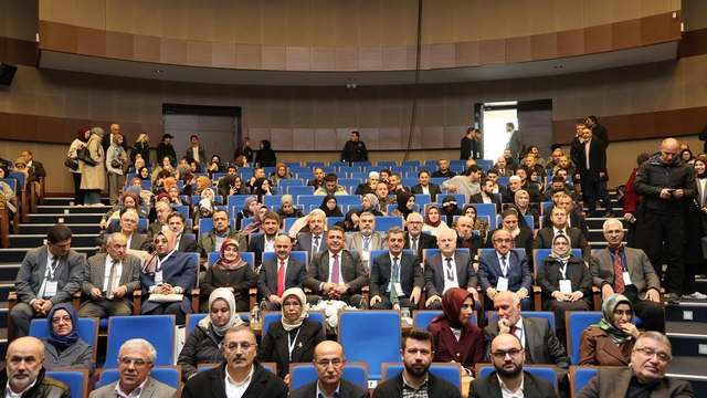 Vali Aslan, "Düzce insan yetiştirme noktasında da zengin bir şehir"
Düzceli alimler Sempozyumu ile genç nesillere büyük kültürel hafıza ve manevi miras