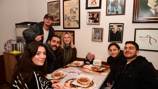 Bursa'nın asırlık lezzetlerine Osmangazi'de yolculuk yaptılar
Bursa'nın dünyaca ünlü lezzetlerini ilk kez denediler