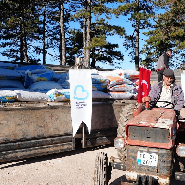 Sındırgılı depremzede çiftçilere hayvan yemi desteği