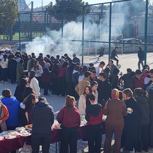 Kütahya'daki okullarda Filistin'e destek amacıyla düzenlenen Hayır Çarşısı...