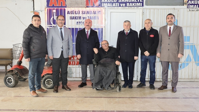 Çorum Valisi Çalgan, akülü sandalye tamir atölyesini ziyaret etti