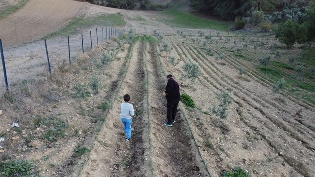 Osmaniye'de depremi yaşadı, toprağa tutundu