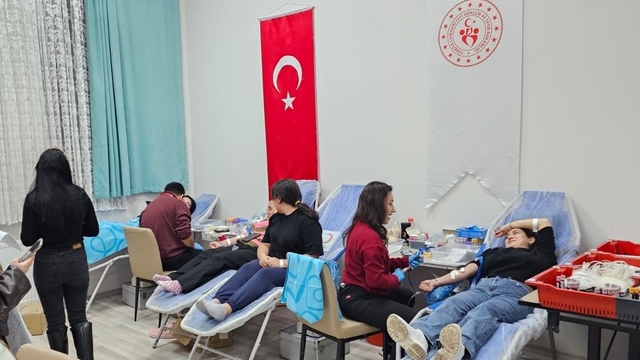 Gümüşhacıköy'de öğrencilerden Kızılay'a kan bağışı