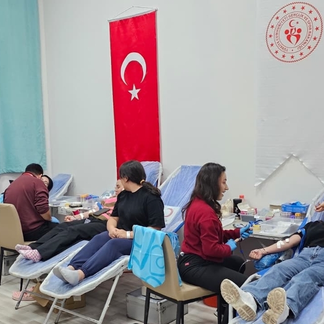 Gümüşhacıköy'de öğrencilerden Kızılay'a kan bağışı