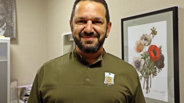 Arı ürünlerine alerjisi olanlara 'propolis' uyarısı
Beslenme ve Diyet Uzmanı Sezgin: "Alerjik cilt reaksiyonu olan kişilerde alerjen bölgeye sürüldüğünde bu alerjiyi daha da fazla arttırabildiğine dair veriler var"
"Yarayı sakinleştirmesi ve rahatlatması açısından uçuk gibi bazı durumlarda yardımcı olabiliyor ama 'Ben bunu sürdüm cildimi yeniledim' kısmında işe yaramıyor"
"Ağız sağlığı için kullanılacaksa diş hekimi, çocuklarda ise aynı zamanda pediatrist kontrolü mutlaka olmalı"