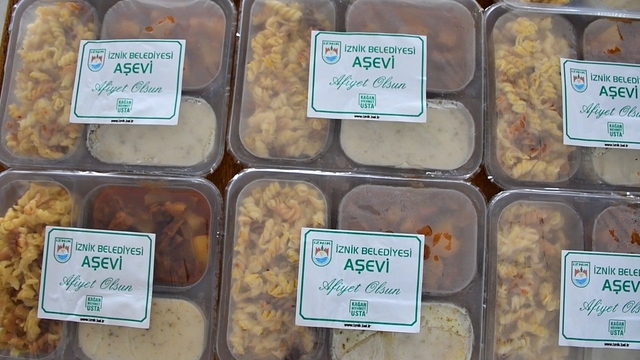 İznik Belediyesi'nden 365 gün sıcak yemek desteği