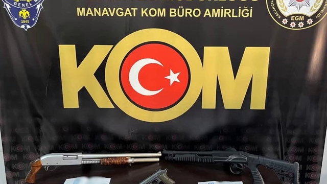 Antalya'da tefecilik ve nitelikli dolandırıcılık operasyonu
Antalya'nın da aralarında bulunduğu 3 ilde yapılan eş zamanlı operasyonda yakalanan 22 şüpheliden 3'ü tutuklandı