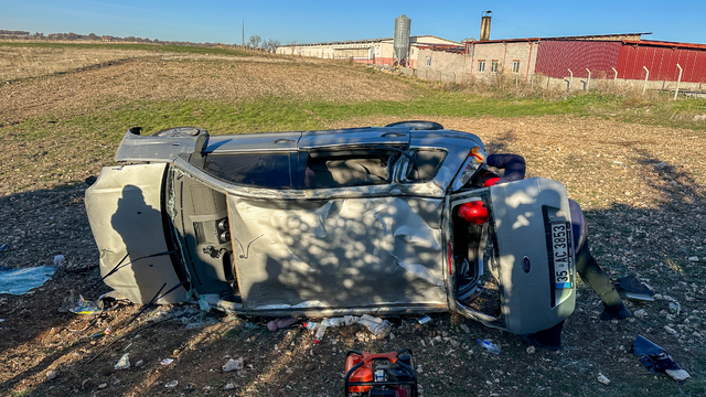 Uşak'ta devrilen otomobilde aynı aileden 5 kişi yaralandı