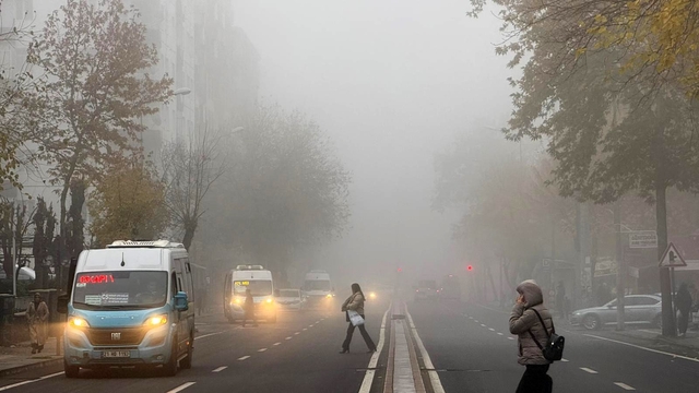 Sisli havalarda korkutan zararlı partikül uyarısı
Uzman Dr. Bodur: "Zararlı partiküller sisli havalarda aşağı iniyor, bu havalarda dışarı çıkmamaya çalışalım"