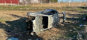 Uşak'ta otomobil tarlaya devrildi: 1'i bebek 5 yaralı