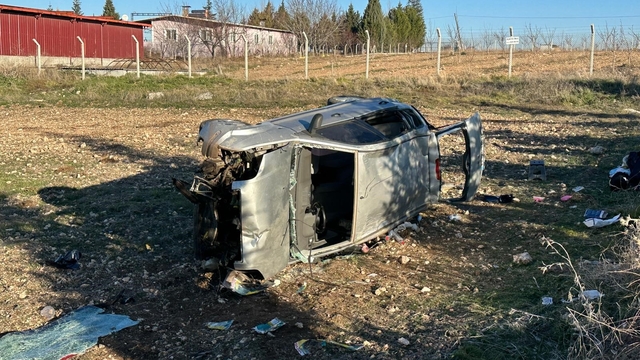 Uşak'ta otomobil tarlaya devrildi: 1'i bebek 5 yaralı